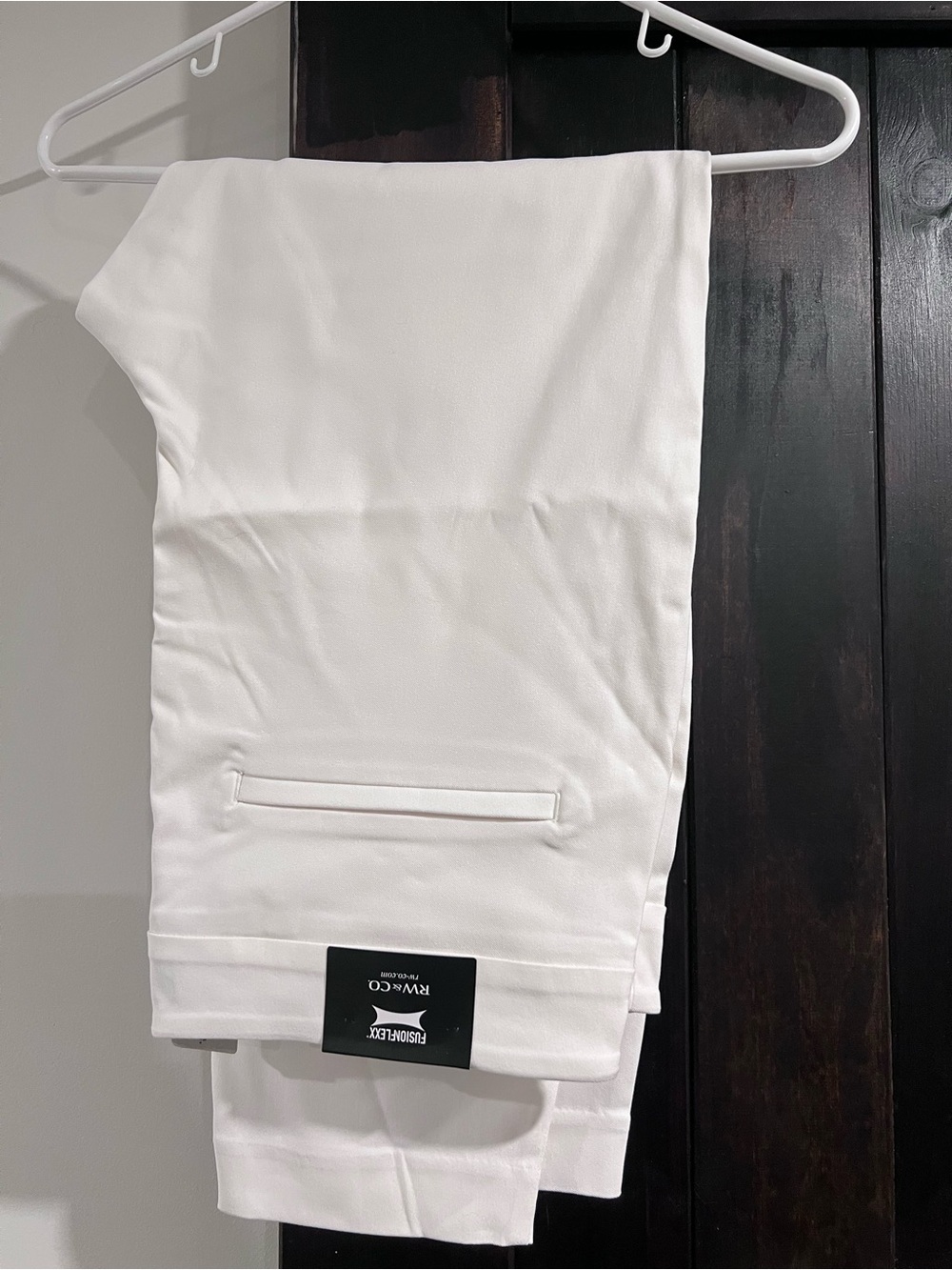RW&CO. White Crop Legging - Black Tag Detail